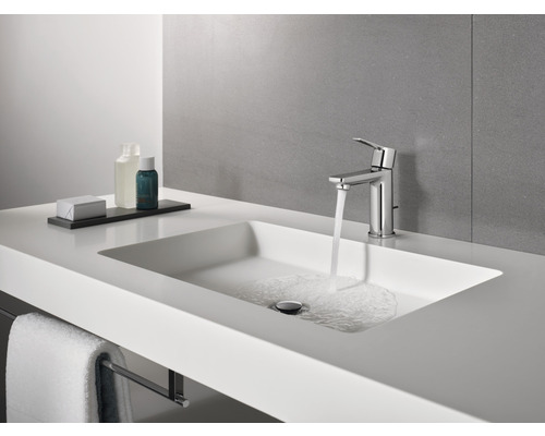 Lavabo de salle de bains moderne avec robinet et eau courante