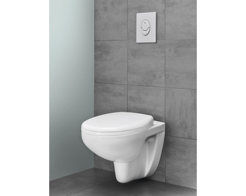 Wandhängendes WC mit Betätigungsplatte im Badezimmer