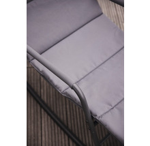 Detailansicht eines grauen Schaukelstuhls mit Polster