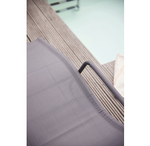 Detailansicht einer Gartenliege am Pool auf einem Holzdeck