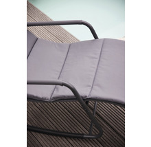 Detailaufnahme einer Gartenliege mit Auflage