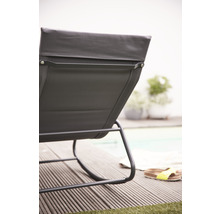 Detailansicht eines grauen Gartenstuhls auf einer Holzterrasse