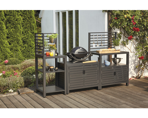Aussenküche mit Grill, Schränken und Regalen auf einer Terrasse