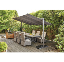 Aménagement de jardin avec table à manger, chaises et parasol sur une terrasse en bois