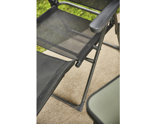 Detailansicht eines Gartenstuhls mit Armlehne und Textilbespannung