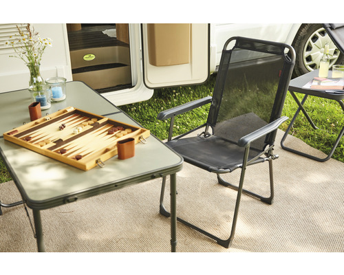 Campingplatzszene mit Klapptisch, Klappstuhl und Backgammonspiel