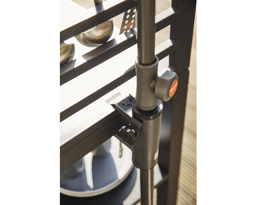 Gros plan d''un chariot de grill avec support d''accessoires