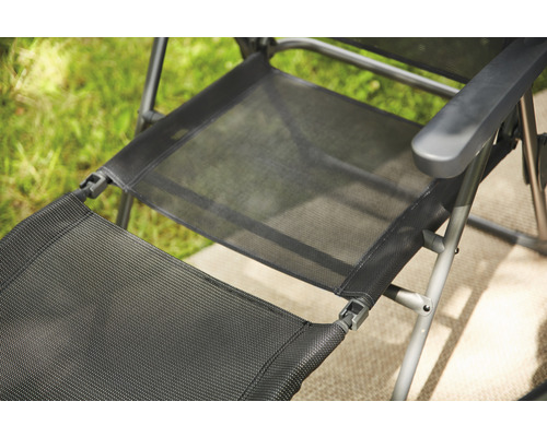 Detailansicht eines Gartenstuhls mit Textilbespannung und Armlehnen