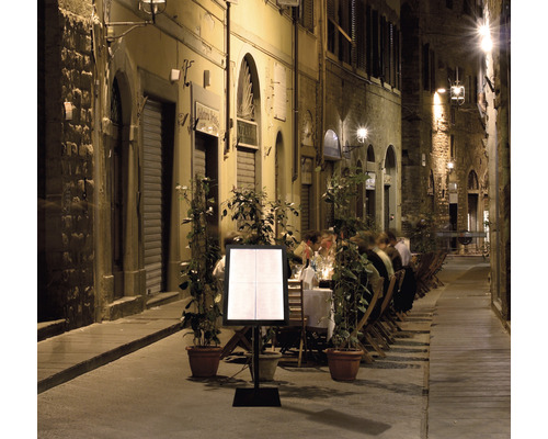 Restaurant mit Aussenbereich in einer Gasse mit Menütafel
