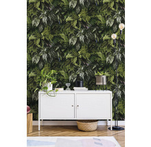 Intérieur décoratif avec papier peint à motifs végétaux, armoire blanche et lampadaire