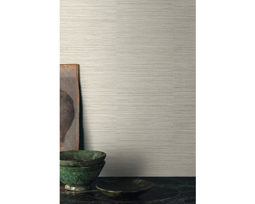 Papier peint à rayures horizontales avec effet lin sur le mur
