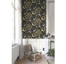 Salon avec papier peint à motifs avec des motifs de plantes et d''oiseaux, une chaise et une cheminée