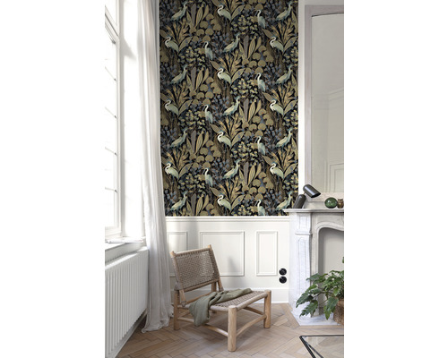 Salon avec papier peint à motifs avec des motifs de plantes et d''oiseaux, une chaise et une cheminée