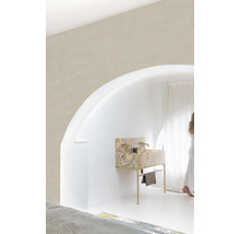 Pièce lumineuse avec lavabo en marbre sur un cadre doré et grande fenêtre en arc de cercle