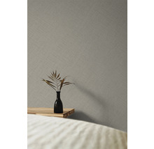 Gros plan d''un papier peint intissé gris avec un fin motif textile