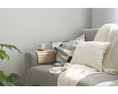 Coin salon confortable avec coussins, jeté et porte-gobelet