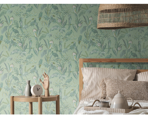Schlafzimmer mit grüner Dschungeltapete mit Vogelmuster