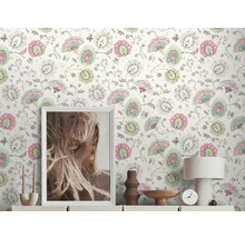 Intérieur avec papier peint à fleurs, commode, lampe de table, horloge et décoration