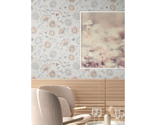 Wohnzimmer mit gemusterter Tapete, Wandbild, Holzpaneelen und Polstersesseln