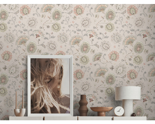 Szene mit gemusterter Tapete, Bild und Dekorationsgegenständen auf einem Sideboard