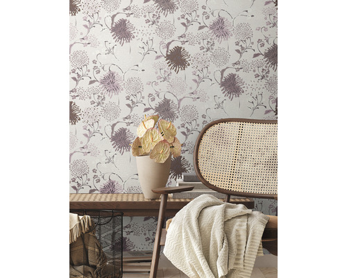 Einrichtungsbeispiel mit floraler Tapete, Stuhl, Bank und Topfpflanze für ein stilvolles Ambiente.