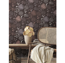 Intérieur décoratif avec papier peint à motifs floraux, chaise en bois et plante d''intérieur