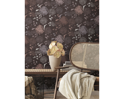 Dekoratives Interieur mit geblümter Tapete, Holzstuhl und Zimmerpflanze