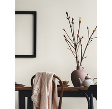 Dekoratives Interieur mit Tisch, Stühlen, Vase, Zweigen und Bilderrahmen