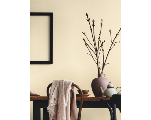 Esszimmer mit Tisch, Stühlen, Dekoration und Rahmen an der Wand