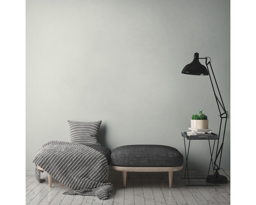 Salon avec banc, coussin, couverture, lampadaire et table d''appoint