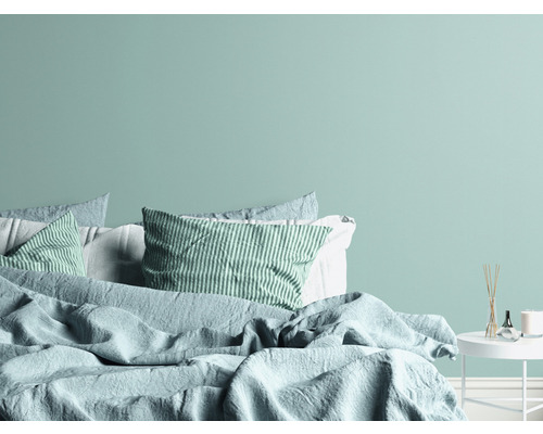 Schlafzimmer mit Bett, Kissen und Nachttisch