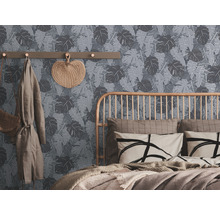 Schlafzimmer mit Dschungeltapete, Bett und Kleiderhakenleiste