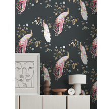 Papier peint avec motif de paon sur un mur