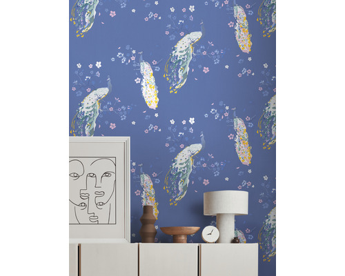 Tapete mit Pfauenmuster in einem Wohnraum