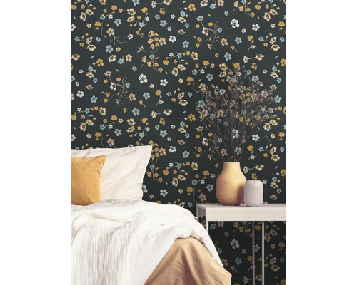 Schlafzimmer mit floral gemusterter Tapete, Bett und Beistelltisch