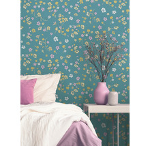 Chambre à coucher avec papier peint à motifs floraux, lit et table de chevet