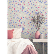Schlafzimmer mit floraler Tapete, Bett und Beistelltisch