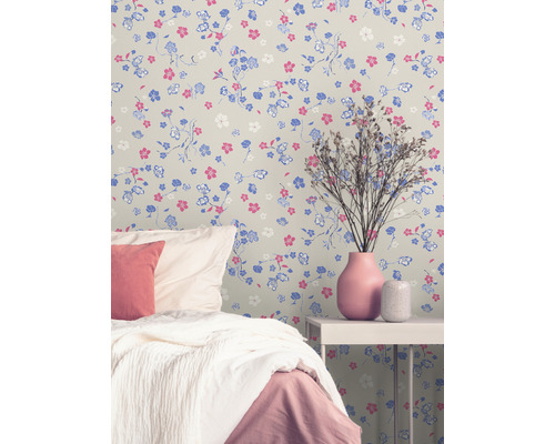 Schlafzimmer mit floraler Tapete, Bett und Beistelltisch