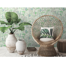 Szene mit Zimmerpflanze in Vase, Rattan Sessel und gemusterter Tapete