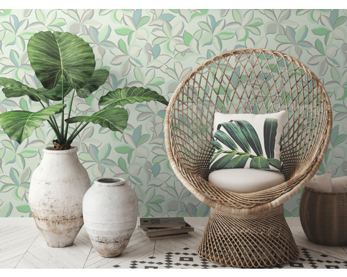 Szene mit Zimmerpflanze in Vase, Rattan Sessel und gemusterter Tapete