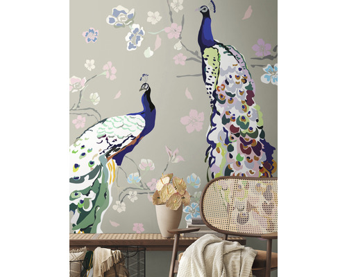 Papier peint avec motif de paons et de fleurs dans un salon.