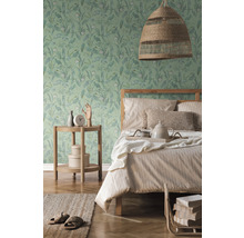 Helles Schlafzimmer mit gemusterter Tapete, Bett, Nachttisch und gewebter Lampe