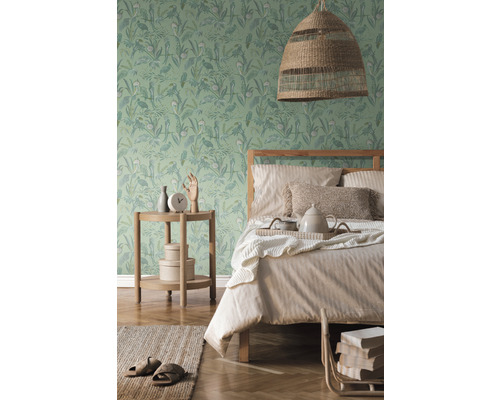 Helles Schlafzimmer mit gemusterter Tapete, Bett, Nachttisch und gewebter Lampe