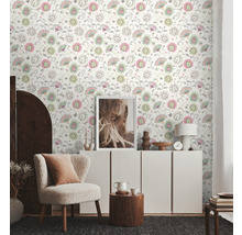 Chambre décorative avec papier peint à motifs, fauteuil et commode