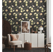 Wohnzimmer mit gemusterter Tapete, Sessel und Kommode