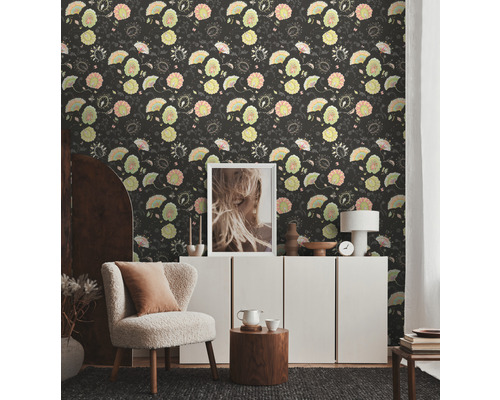 Wohnzimmer mit gemusterter Tapete, Sessel und Kommode