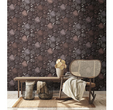 Intérieur avec papier peint foncé à motifs, banc en bois, fauteuil en rotin et décorations