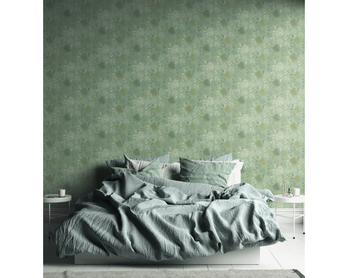 Schlafzimmer mit Bett und gemusterter Tapete