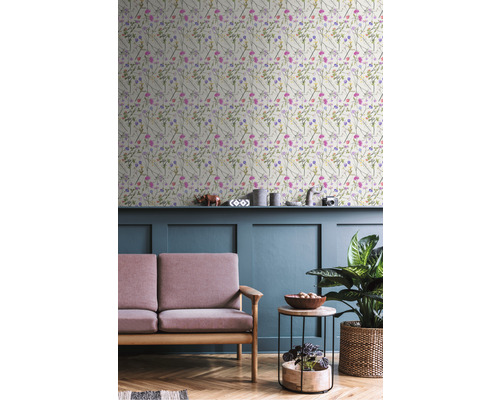 Wohnzimmer mit Sofa, Beistelltisch, Zimmerpflanze und Tapete mit Blumenmuster