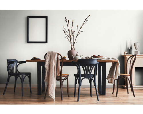 Esszimmer mit Holztisch, Stühlen und dekorativen Elementen wie Vase, Geschirr und Decken.